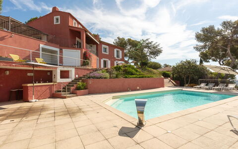 Mont des Oiseaux: Water, Sky, Cloud, Plant, Building, Swimming Pool, Tree, Flowerpot, Window, House