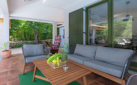 Fratrici: Property, Room, Furniture, Building, House, Real Estate, Porch, Interior Design, Living Room, Home