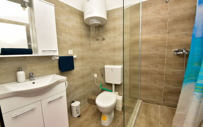 Accommodation:&nbsp;Ana 102.2