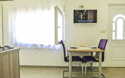 Accommodation:&nbsp;Ana 102.1