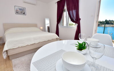 Accommodation:&nbsp;Ana 102.2