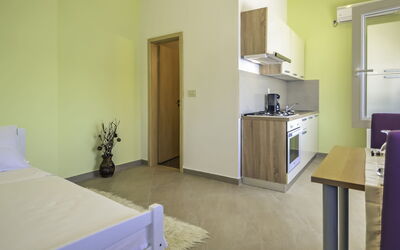 Accommodation:&nbsp;Ana 102.1