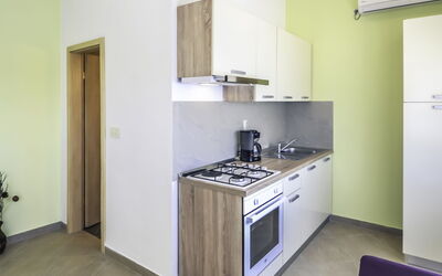 Accommodation:&nbsp;Ana 102.1