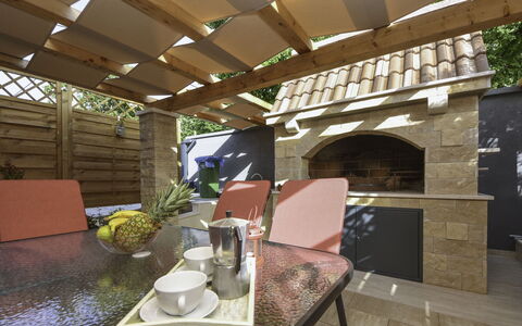 Katarina: Table, Property, Couch, Plant, Interior Design, Wood, Flowerpot, Architecture, Tableware, Outdoor Furniture