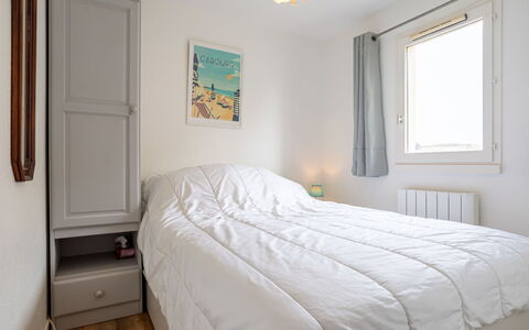 Front de Mer: Residential Area, Shrub, House, Garden, Home, Land Lot, Roof, Shade, Lawn