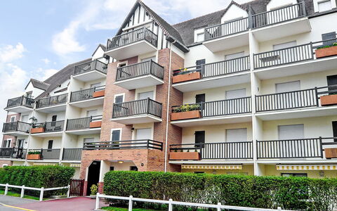 Front de Mer: Residential Area, Shrub, House, Garden, Home, Land Lot, Roof, Shade, Lawn