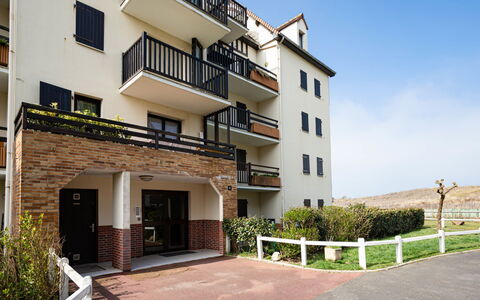 Front de Mer: Residential Area, Shrub, House, Garden, Home, Land Lot, Roof, Shade, Lawn