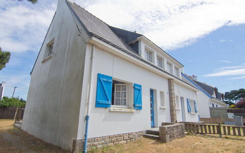 Penthievre: Cloud, Sky, Plant, Window, Building, Land Lot, Tree, House, Cottage, Facade