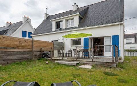 Penthievre: Cloud, Sky, Property, Window, Land Lot, Building, Grass, Architecture, House, Wall
