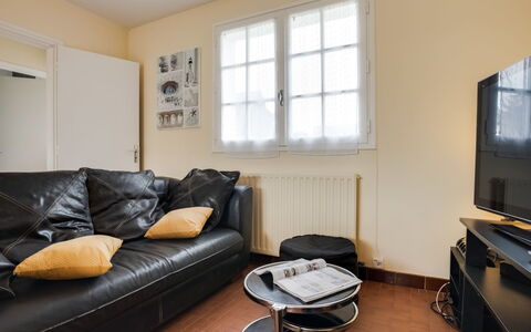 Penthievre: Table, Property, Furniture, Window, Couch, Building, Wood, Living Room, Comfort, Interior Design