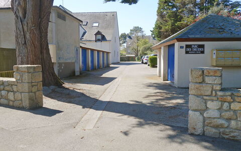 Carnac 182: Property, Sky, Road Surface, Tree, Asphalt, Land Lot, Shade, Window, Residential Area, Road