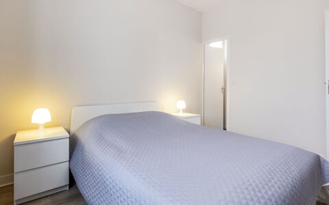 Dinard 120: Furniture, Comfort, Building, Wood, Textile, Lighting, Shade, Lamp, Interior Design, Pillow