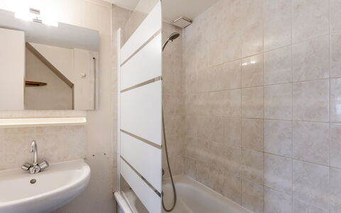 Dinard 120: Mirror, Sink, Property, Plumbing Fixture, Tap, Bathroom, Building, Bathroom Sink, Interior Design