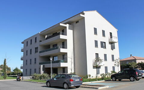 Lup - les Terrasses D'Alistro: Car, Wheel, Sky, Building, Property, Plant, Window, Vehicle