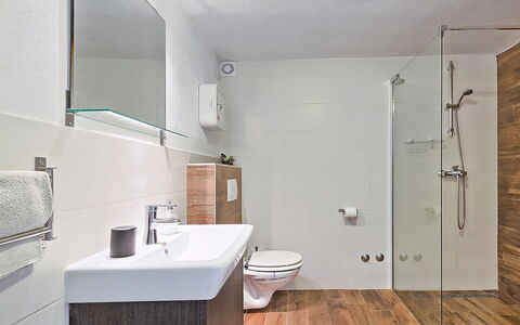 Ravan: Tap, Plumbing Fixture, Sink, Building, Property, Mirror, Bathroom Sink, Bathroom, Bathroom Cabinet, Wood