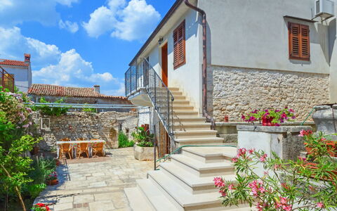 Pula Vodnjan 103: Plant, Building, Cloud, Sky, Property, Flower, Window, House, Flowerpot, Architecture