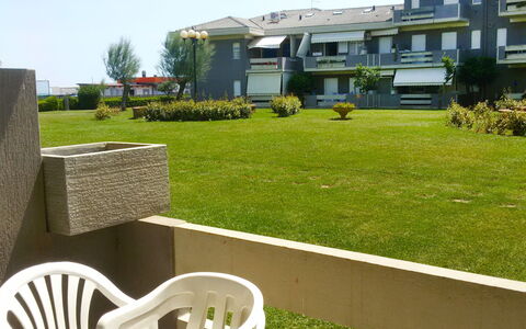 Silvi Marina 320: Plant, Building, Daytime, Property, Sky, Window, Table, Shade, Land Lot, Chair