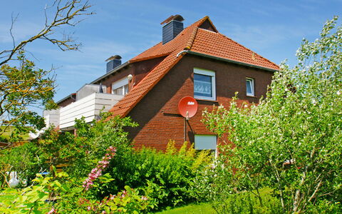 Fischerstube: Sky, Flower, Plant, Window, Building, House, Land Lot, Natural Landscape, Cottage, Tree