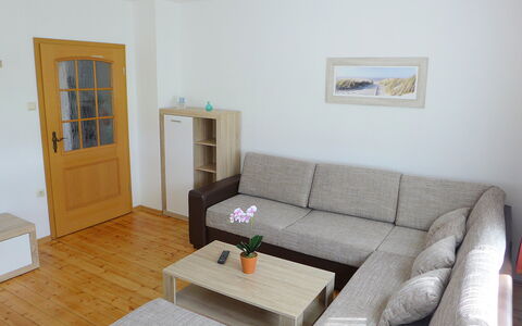 Hage 180: Couch, Property, Furniture, Table, Interior Design, Picture Frame, Building, Studio Couch, Comfort, House