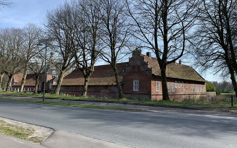 Hage 180: Sky, Property, Plant, Tree, Building, Land Lot, Slope, Shade, Asphalt, Wood