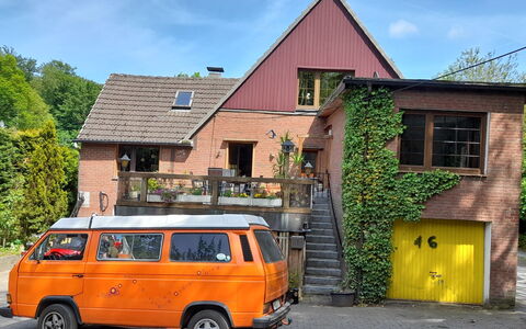 Haus Keller: Sky, Plant, Property, Vehicle, Window, Cloud, Building, Car, Wheel