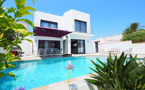 Norfeu: Water, Plant, Building, Property, Sky, Swimming Pool, Azure, Window, Tree, Architecture