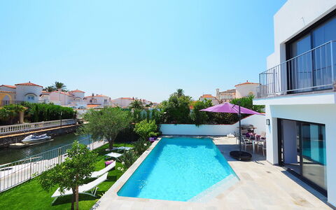 Norfeu: Property, Swimming Pool, Building, Real Estate, House, Residential Area, Architecture, Resort, Apartment, Home