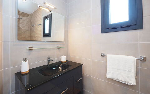 Norfeu: Bathroom, Room, Property, Tile, Tap, Floor, Interior Design, Wall, Sink, Bathroom Accessory