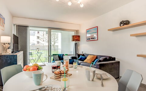 Quiberon 141: Table, Furniture, Picture Frame, Property, Couch, Azure, Tableware, Lighting, Wood, Interior Design