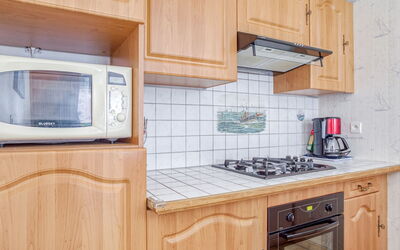 Maison de L'Anse du Guesclin 2 920.2: Countertop, Cabinetry, Property, Building, Kitchen, Kitchen Appliance, Kitchen Stove, Wood, Home Appliance, Interior Design