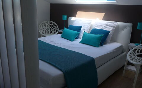 Capbreton 450: Furniture, Property, Building, Table, Comfort, Bed Frame, Azure, Pillow, Rectangle, Textile
