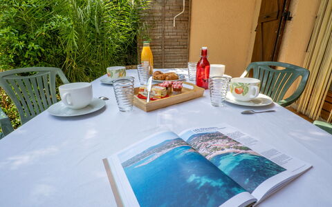 Saint Aygulf 310: Table, Tableware, Property, Furniture, Food, Tablecloth, Textile, Bottle, Plant, Interior Design