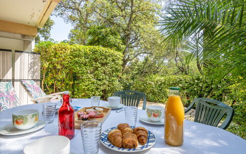Saint Aygulf 310: Table, Food, Tableware, Furniture, Plate, Chair, Tree, Interior Design, Outdoor Furniture, Cup