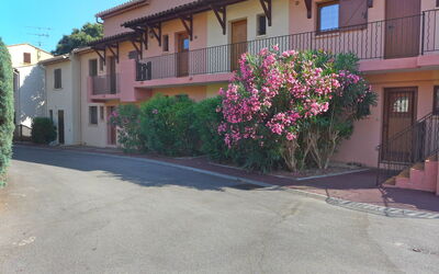 Saint Aygulf 310: Plant, Flower, Building, Property, Window, Sky, Road Surface, Asphalt, Tree, House