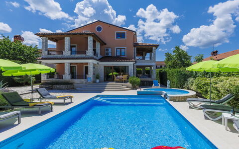 Villa Vittoria: Cloud, Sky, Plant, Water, Property, Building, Swimming Pool, Azure, Body Of Water, Flower