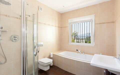 Capi: Bathroom, Room, Property, Interior Design, Tile, Plumbing Fixture, Wall, Bathtub, Building, Ceiling