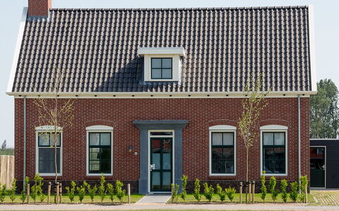Ganuenta: Plant, Window, Building, Land Lot, Wood, House, Grass, Door, Brick