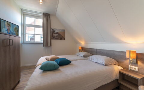 Ganuenta: Furniture, Property, Comfort, Window, Building, Wood, Textile, Bed Frame, Floor, Picture Frame