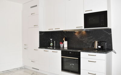 Accommodation:&nbsp;App. 704 50.9