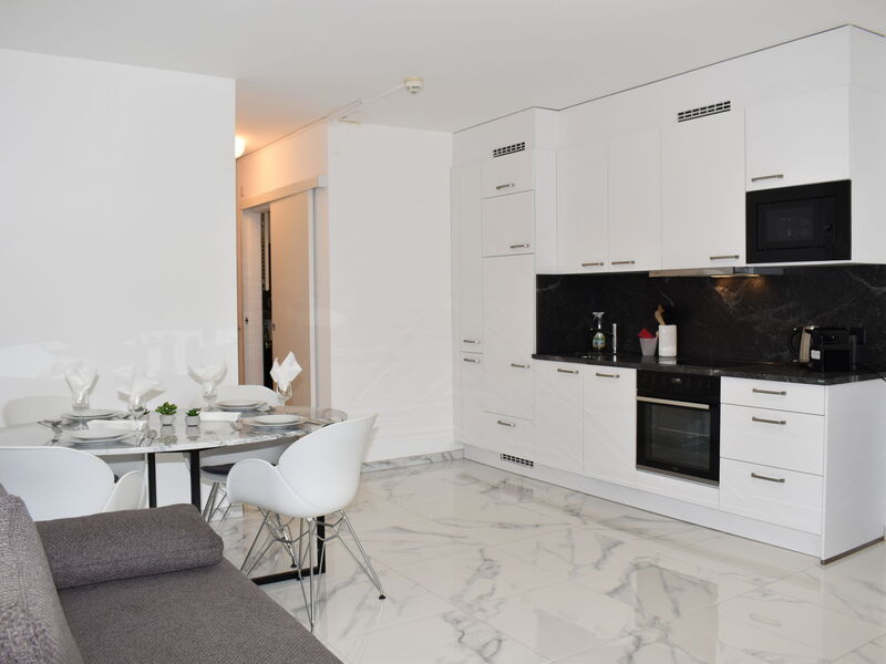 Accommodation:&nbsp;App. 704 50.9