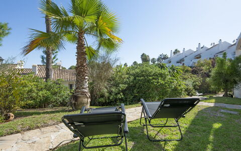 Monte Paraiso: Plant, Sky, Property, Plant Community, Outdoor Bench, Shade, Outdoor Furniture, Tree, Building, Natural Landscape