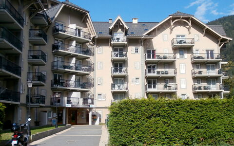 Le Grand Panorama 412: Sky, Building, Window, Plant, Cloud, Urban Design, Condominium, Wheel, Tower Block