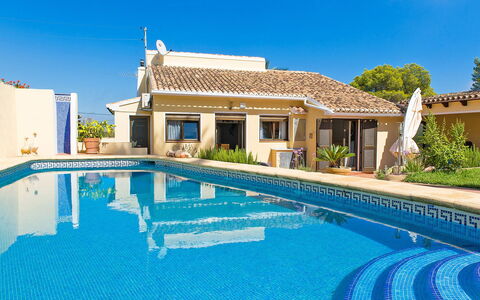 Ui-Tje: Water, Sky, Plant, Property, Building, Cloud, Azure, Swimming Pool, Tree, Arecales
