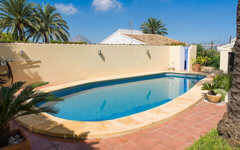 Ui-Tje: Water, Plant, Sky, Cloud, Building, Swimming Pool, Tree, Azure, Shade, Body Of Water