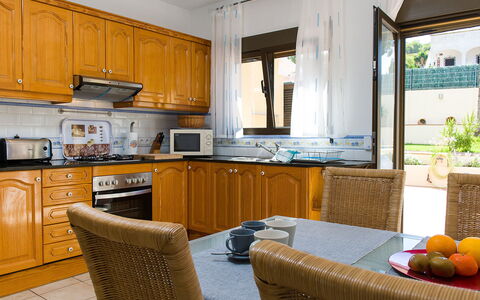Ui-Tje: Cabinetry, Countertop, Furniture, Property, Kitchen, Chair, Plant, Wood, Houseplant, Building