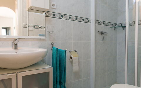 Ui-Tje: Plumbing Fixture, Property, Shower Head, Tap, Bathroom, Shower, Shower Door, Mirror, Sink, Architecture