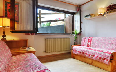 Accommodation:&nbsp;Apt 1 570.1