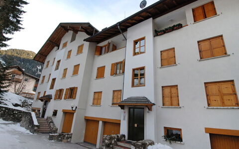Monti Pallidi: Building, Property, Sky, Window, White, Snow, Cloud, Wood, Tree