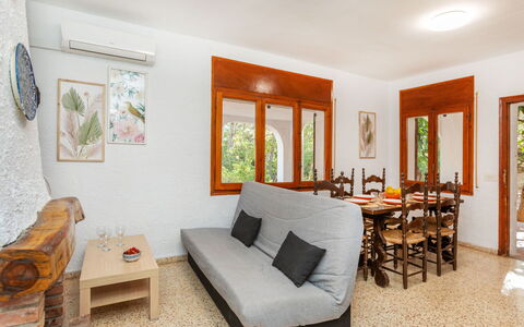 Villa Pinos: Wood, Furniture, Floor, Home, Door, Wood Stain, Hardwood, Houseplant, Living Room