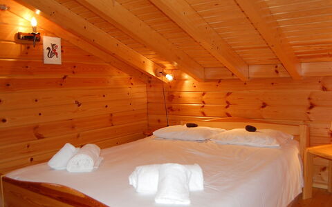 Chalet Boucaro: Wood, Orange, Comfort, Hardwood, Real Estate, Wood Stain, Building, Bed